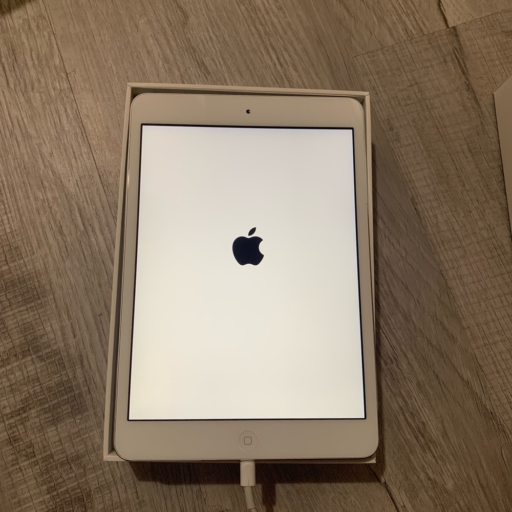 Apple iPad mini 2nd generation 16GB silver. Comes with case and charger. No box.